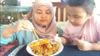 bocil coba makan sosis gochujang sama mie kueberas dengan saos gochujang pedas #mujigae #sosisviral