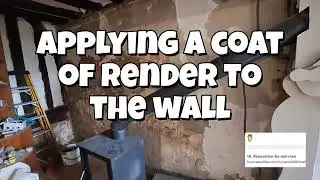 Application d'une couche d'enduit sur le mur lors de la r&eacute;novation en France