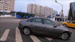 у метро 