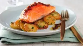 Recette de filet de saumon &agrave; l'unilat&eacute;rale, pommes saut&eacute;es au persil