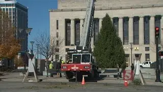 Christmas Tree Raised In Downtown Nashville