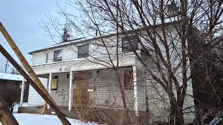 Finding A Cat Left Behind While Exploring an Abandoned House - XPLORER 175 