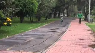 Daniel Sanint aprendi&oacute; a montar en bici