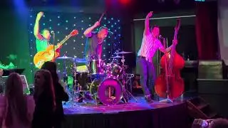 The Houndogs - Rock this Town