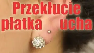 Piercing płatka ucha - kolczyki w uszach