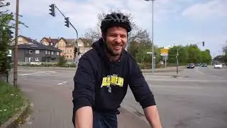 Wett-Einlösung: Silberkamp-Schulleiter Simon Speer kommt mit dem Fahrrad zur Schule