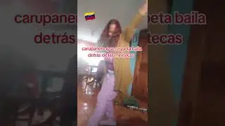 el buen carupanero baila detr&aacute;s de las minitecas en los carnavales 🇻🇪✌️