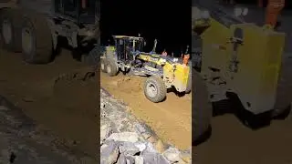 Motoniveladora conformando arcilla