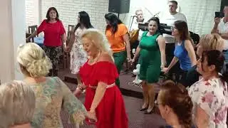 Fazila u crvenom odijelu najljepša na sijelu,koloo.