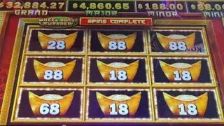 ВЕРНУТЬСЯ в Foxwoods за РАЗВЛЕЧЕНИЯМИ и горячими местами!