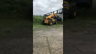 Siloing 2020: Buckraking and rolling. JCB 536.60 and Massey Ferguson 390T