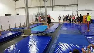 Secuencia de saltos en minitramp.