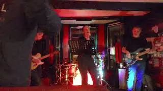 The Munroes - Half A World Away @ The Pig N Falcon