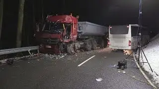 Schwerer Verkehrsunfall zwischen Lkw und Schulbus