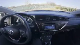 How do I check the software version on my Toyota Auris II (2013&ndash;2018)?