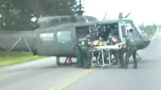 SOS Unimed. Levando a v&iacute;tima at&eacute; o helic&oacute;ptero.