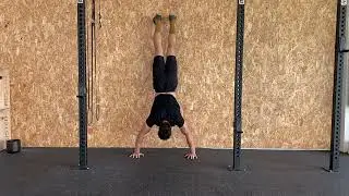 Wall facing Handstand Push Up - Flexión de pino mirando la pared