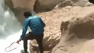 En 3 secondes, il r&eacute;alise une incroyable prise de poissons