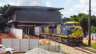 Trem Carregado Com Cimento Ensacado Passando Pelas Obras e Pelo Interior da Futura Estação de Metrô 