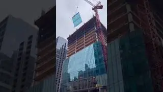 На Манхэттене башенный кран не удержал огромное стекло