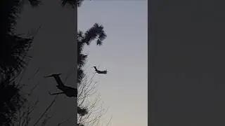 Военный самолет на закате - авиабаза Макгуайр - городок Брик-Тауншип, штат Нью-Джерси