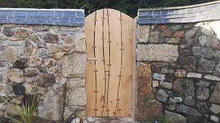How I made this oak gate. #joinery #woodworking #bespoke #gate #oak #dovetails