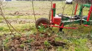 Arracheuse d&eacute;port&eacute;e pour tracteurs &eacute;troites -  Side digger for orchard tractor