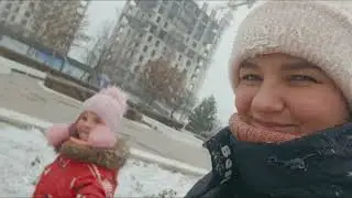 Примеряем шапки / Ура! Снег! /Trying on hats / Hurray! Snow!