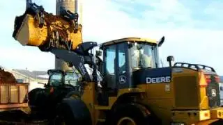 PAYLOADER  JOHN DEERE LOADING MANURE