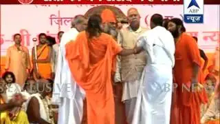 Kawardha: Sai devotee pulled down from the stage by Hindu saints
