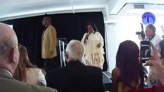 LeVar Burton & Tina Fabrique sing Reading Rainbow theme song