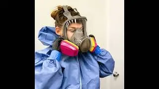 Девушки в латексных противогазах и платьях из латексного снаряжения для подводного плавания