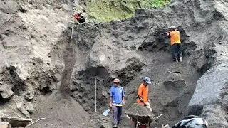 Hard Work‼️ Traditional Miner Process of Mining Black Sand WITHOUT the help of MACHINES