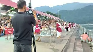  Rishikesh Uttarakhand man Ganga Triveni Ghat Sanatan Dharm support Karen khoob jyada se jyada