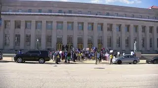 Postal workers protest in St. Louis over job cuts, mail service privatization