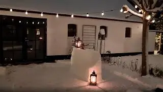 Vinter Magi p&aring; Bakkeg&aring;rden - Bygger en sne bar og fodrer fuglene