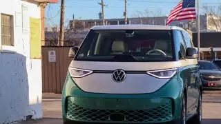 Обзор Volkswagen ID. Buzz 2025 года | Электрический фургон: дизайн, интерьер и запас хода!
