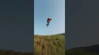 #Short Saut tr&egrave;s long et spectaculaire en motocross