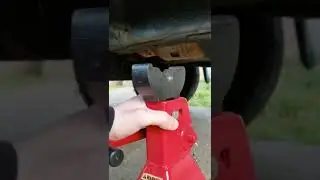 Как поднять автомобиль на домкрате #шорты
