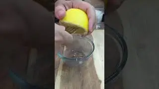 Fork your lemons for maximum juicing!    #shorts #lemons #foodhacks #kitchentips