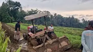 FARMER&rsquo;S GENIUS TECHNIQUE TO RESCUE A JONDER STUCK IN MUD! - Agriculture Farming