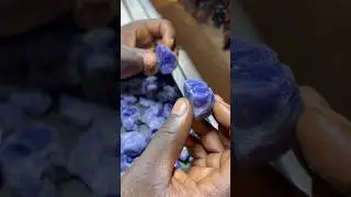 Buying raw Tanzanite precious stone from Tanzania #dulichchauphi #shorts #tanzanitejewelry #africa