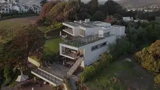 Casa sobre el mar.
