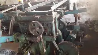 Hexagonal wire netting machine