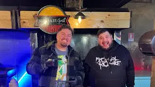 @Otakin.antiinfluencer Preparando su propia hamburguesa en el nuevo podcast de Bigmati grill