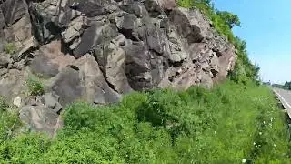 voici un visite acc&eacute;l&eacute;r&eacute; d'une face rocheuse de la formation g&eacute;ologique des Appalaches
