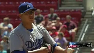 LAD@CIN: Urias picks Peraza off first base in the 1st