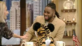 Jason Derulo Makes a Tiger Friend