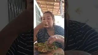 Oi, gente vamos almoçar, gente tô comendo a galinha caipira deliciosa.#😋