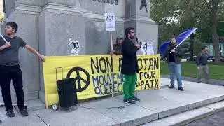 Le chef du Parti Vert prend la parole &agrave; la manifestation pour la paix